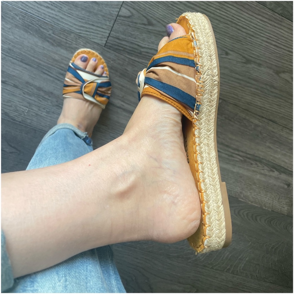 Minimalist Striped Knot Flat Sandals - Picture 4 of 8